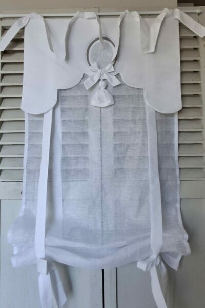 Rideau store sur mesure en lin et voile blanc Shabby romantique avec un monogramme en médaillon, Noeux et pompon. fixation nouettes
