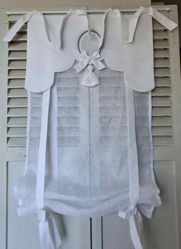 Rideau store sur mesure en lin et voile blanc Shabby romantique avec un monogramme en médaillon, Noeux et pompon. fixation nouettes
