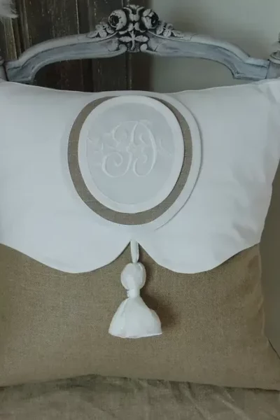 Coussin en lin, médaillon, pompon. Monogramme A,