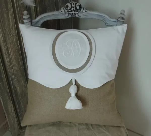 Coussin en lin, médaillon, pompon. Monogramme A,