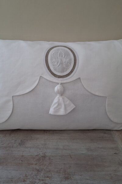 Coussin en lin blanc shabby avec pompon et monogramme