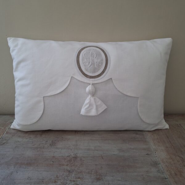 Coussin en lin blanc shabby avec pompon et monogramme