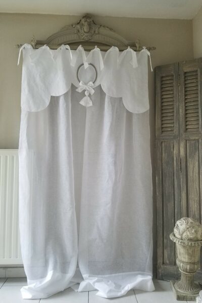 Rideau en lin blanc festonné, médaillon, monogramme et pompon
