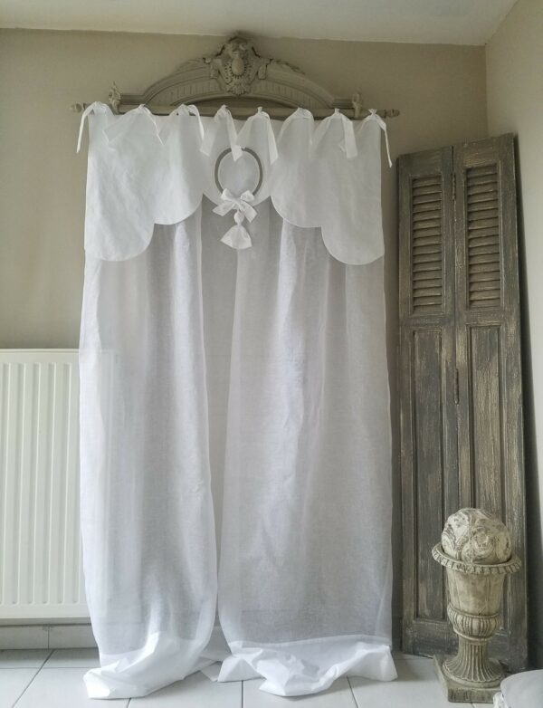 Rideau en lin blanc festonné, médaillon, monogramme et pompon