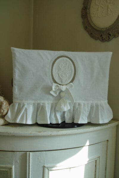 Housse pour Télévision en lin blanc volanté avec monogramme en médaillon