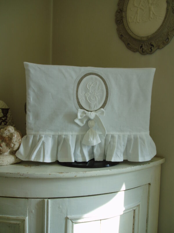 Housse pour Télévision en lin blanc volanté avec monogramme en médaillon